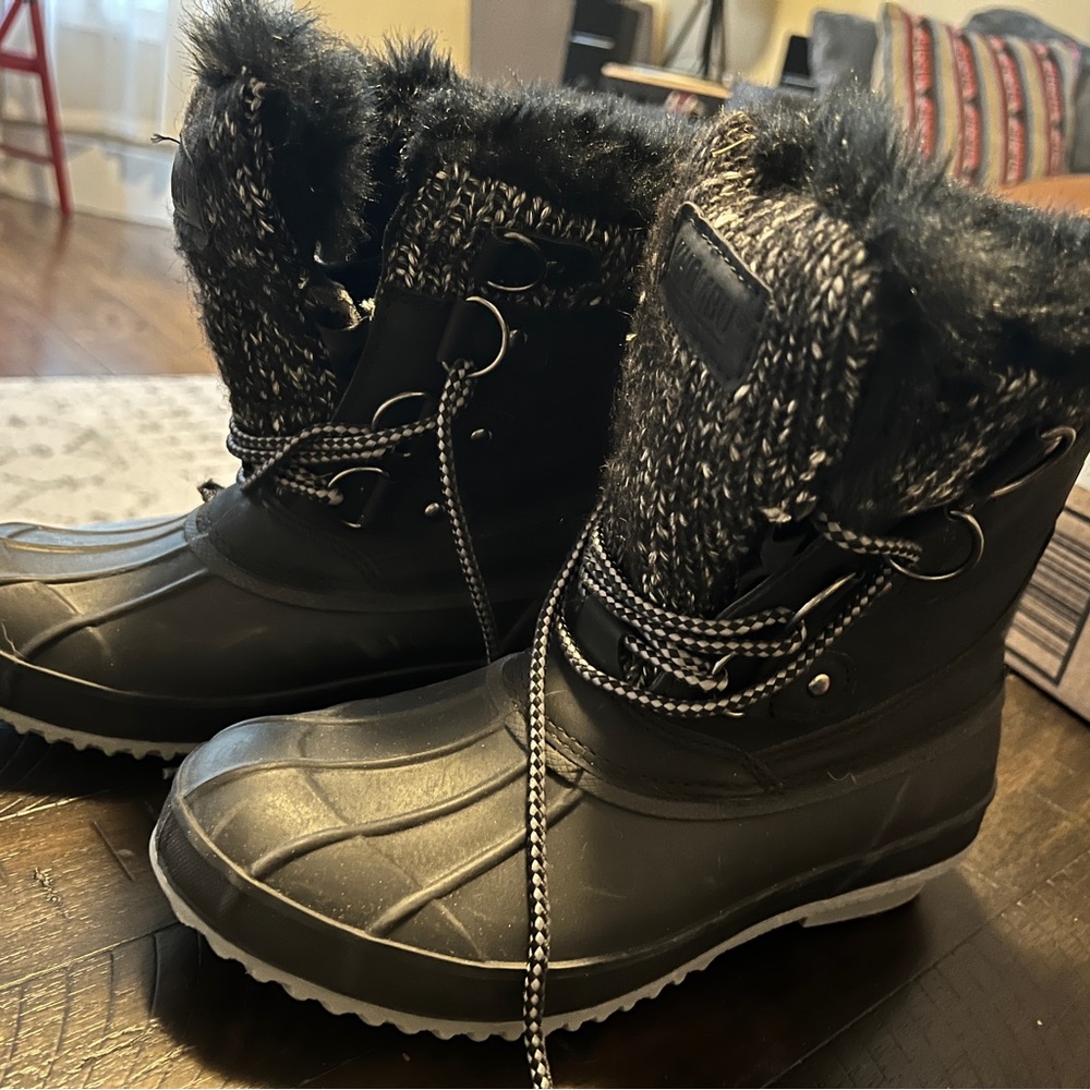 Black winter boots